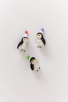 ANIMALITO PINGUINO DE FELPA CON BONETE - comprar online