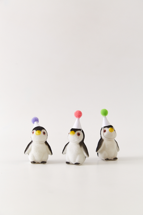 ANIMALITO PINGUINO DE FELPA CON BONETE