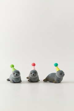 ANIMALITO DE FELPA FOCA CON BONETE - comprar online