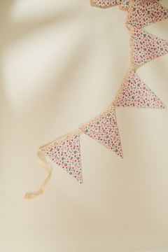 BANDERIN TELA FLORECILLAS - comprar online