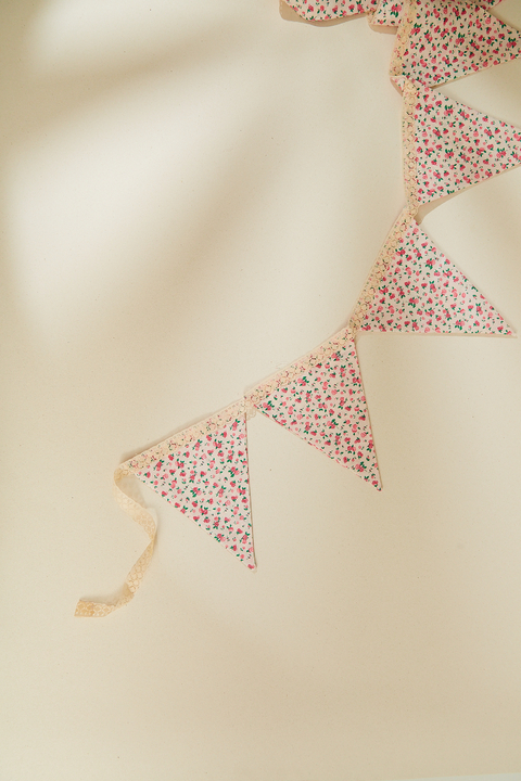 BANDERIN TELA FLORECILLAS - comprar online