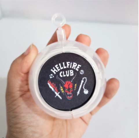 Adorno de navidad - Esfera de plástico - Stranger Things Hellfire Club