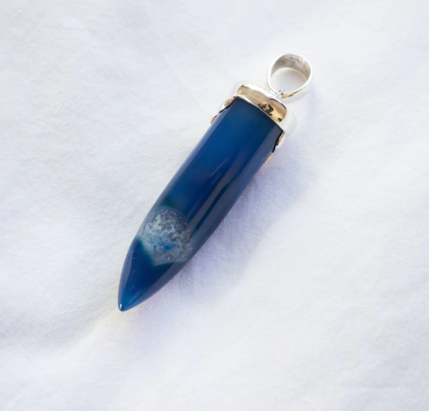 Dije Cuerno azul de piedra natural