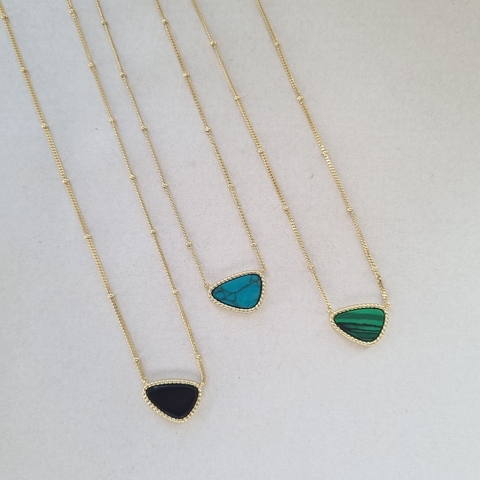 Collar triangle stone