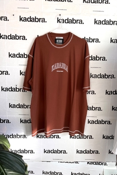 REMERA ULTRA UNIVERSITY BROWN - tienda online