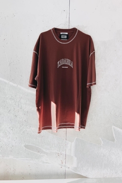 Imagen de REMERA ULTRA UNIVERSITY BROWN