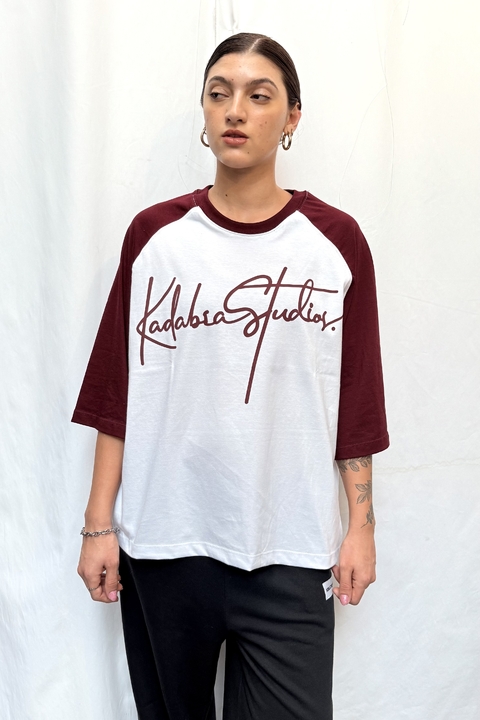 REMERA SPORTIA CURSIVA BORDO
