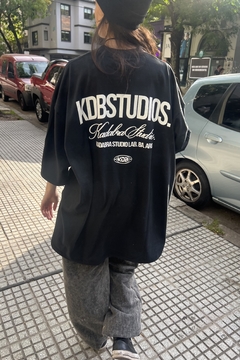 REMERA ULTRA KDBSTUDIOS BLK