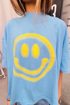 REMERA BOXY SMILE CELESTE - comprar online