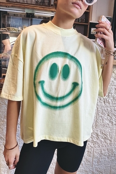 REMERA BOXY SMILE YELLOW en internet