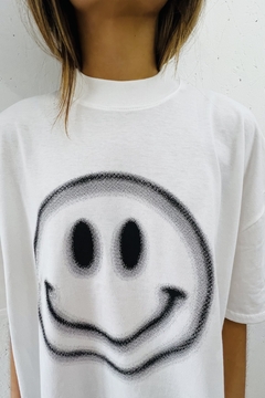 REMERA BOXY SMILE WTH en internet