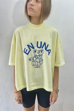 REMERA BOXY EN UNA YELLOW - comprar online