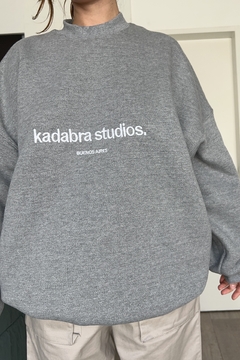 CREWNECK KDBSTUDIOS DARKGREY - tienda online