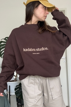 CREWNECK KDBSTUDIOS BROWN en internet