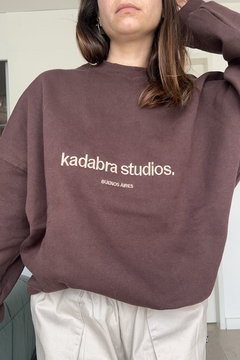 CREWNECK KDBSTUDIOS BROWN - KADABRA