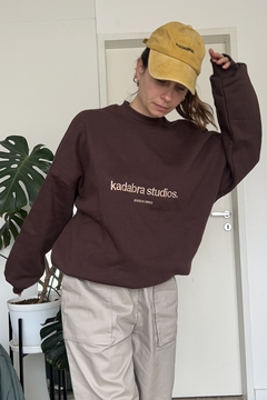 CREWNECK KDBSTUDIOS BROWN - comprar online