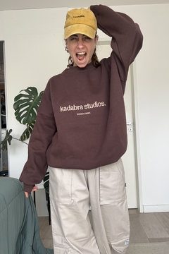 CREWNECK KDBSTUDIOS BROWN - tienda online