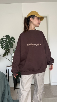 Imagen de CREWNECK KDBSTUDIOS BROWN