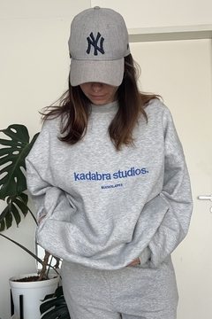 CREWNECK KDBSTUDIOS LIGHTGREY - tienda online