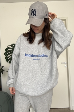 CREWNECK KDBSTUDIOS LIGHTGREY en internet