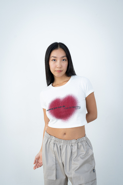 REMERA CROP BLEEDING WHT