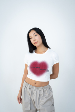 REMERA CROP BLEEDING WHT en internet