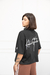 REMERA POLO CURSIVA NEGRA en internet