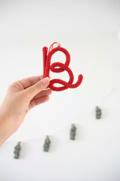 Iniciales tejidas para colgar