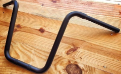 Guidão Seca Sovaco - 15" Pol. Altura - Tubo 1.1/4" Pol. - PRETO - Harley Davidson - Fat Boy (Com Acelerador Eletrônico)