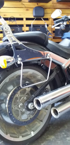 Suporte/Afastador de Alforge - PRETO - Harley Davidson - Fat Boy (2018+) na internet