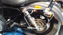 Suporte/Afastador de Alforge - PRETO - Harley Davidson - Sportster 883/1200/48 na internet