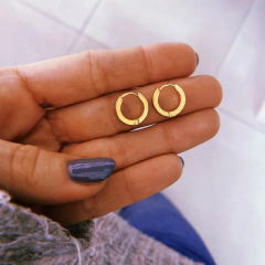 argollas leila (1,3 cm) - acero dorado (cod 11)