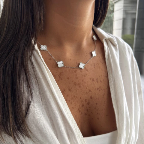 Collar treboles blancos - material fantasia fina (cod 24)