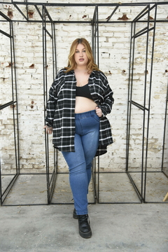 Pantalón de jeans elastizado azul localizada