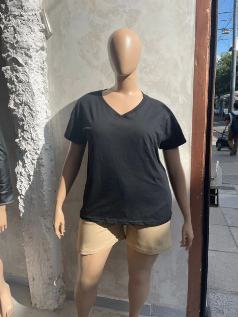 Remera básica tela jersey escote en V negra