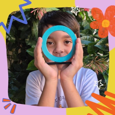 Criança segurando uma escultura em forma de círculo azul, simbolizando a educação em diabetes.