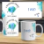 Caneca com a frase "A melhor irmã-pâncreas desse mundo" e ilustração de um globo sorridente, acompanhada de outra caneca com a frase "É você! Te amo!"