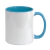 Caneca branca com detalhes em azul, ideal para bebidas quentes e frias.