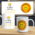Caneca com a frase "O dia só começa depois da insulina basal" e um sorriso, simbolizando positividade e humor sobre diabetes.