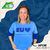 Mulher sorrindo usando uma camiseta azul com a estampa "EU ❤️ Alguém com DM 1".