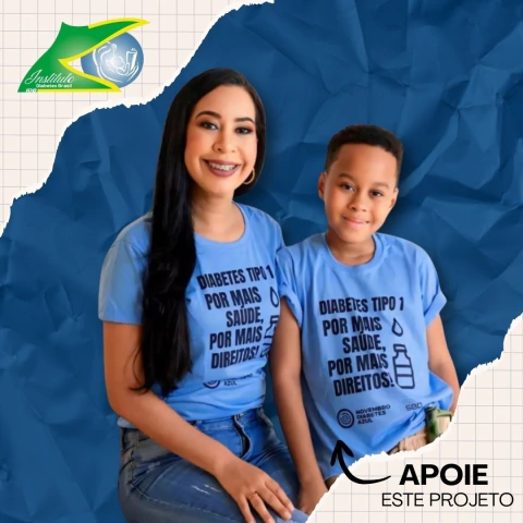 Mulher e menino usando camisetas azuis com a frase "Diabetes Tipo 1: Por mais saúde, por mais direitos!"