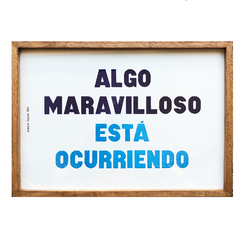 Enmarcado Algo maravilloso está ocurriendo