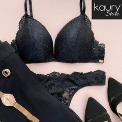 Imagen de Conjunto de puntilla. Corpiño triangulito taza soft sin push up y cola less. Art 1003