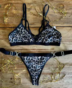 Conjunto brallete con tiras en escote y colaless con accesorios. Art 3750 en internet