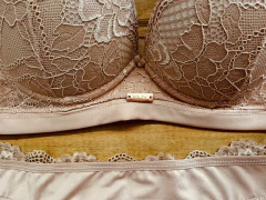 Imagen de Conjunto de puntilla y microfibra. Corpiño taza soft con push up y cola less. Art 4030