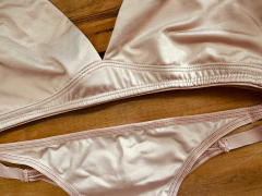 Conjunto de microfibra. Corpiño triangulito premoldeado de tela doble y cola less regulable. Art 8191 - Kaury Store