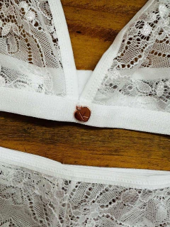 Imagen de Conjunto de puntilla. Corpiño triangulito con detalle en breteles y semi less. Art 8227