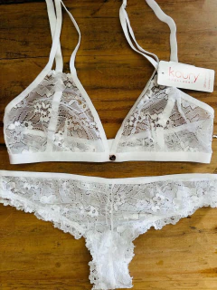 Conjunto de puntilla. Corpiño triangulito con detalle en breteles y semi less. Art 8227 - tienda online