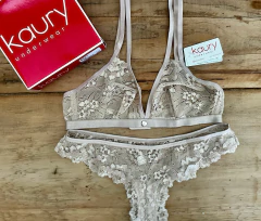 Conjunto de puntilla. Corpiño triangulito con detalle en breteles y semi less. Art 8227