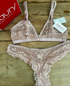 Conjunto de puntilla. Corpiño triangulito con detalle en breteles y semi less. Art 8227 - Kaury Store